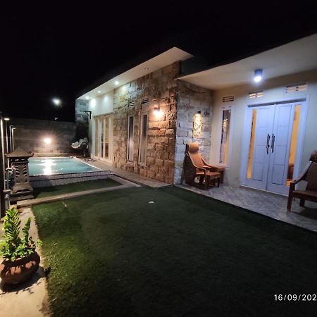 Puncak Pinus And Pool Villa Batu  Exterior photo