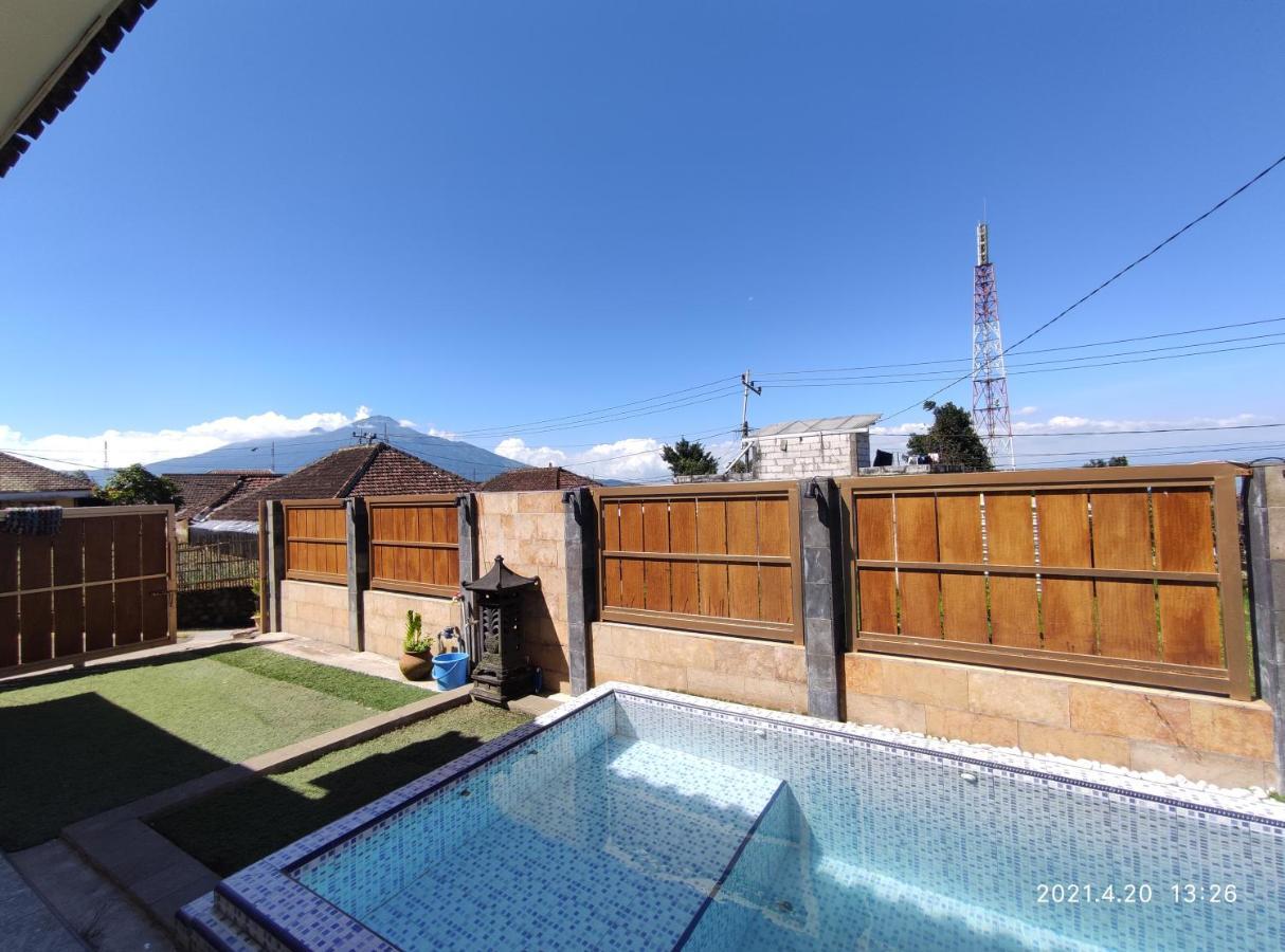 Puncak Pinus And Pool Villa Batu  Exterior photo