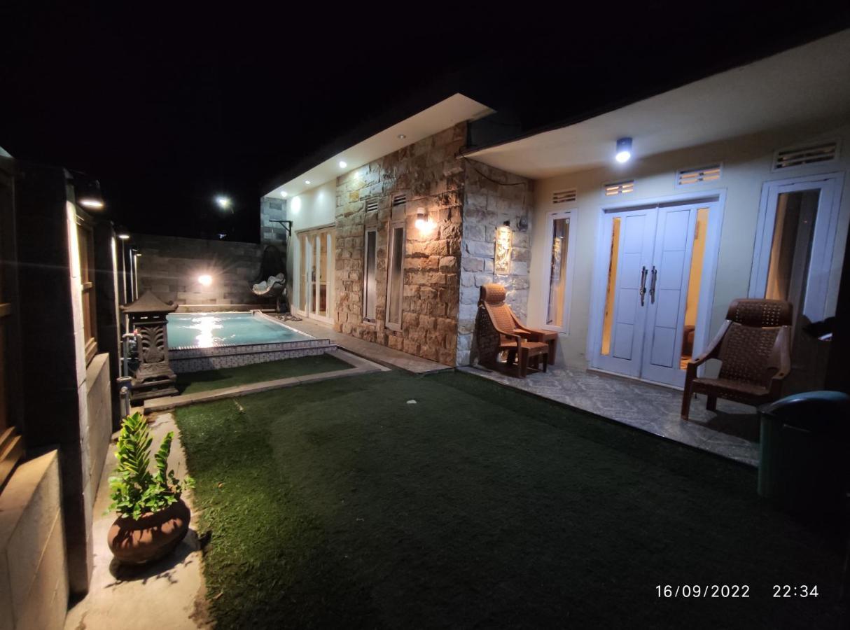 Puncak Pinus And Pool Villa Batu  Exterior photo