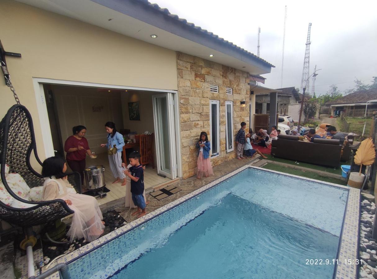 Puncak Pinus And Pool Villa Batu  Exterior photo